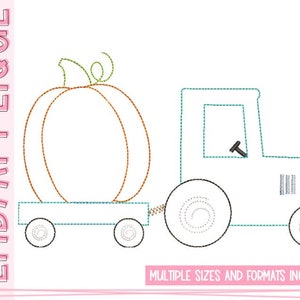 Könnte beinhalten: Eine Strichzeichnung eines Traktors, der einen Wagen mit einem Kürbis zieht. Der Traktor ist blau und der Wagen ist grün. Der Kürbis ist orange. Das Bild ist ein digitales Stickmuster.