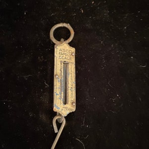 Peut inclure: Une balance de cuisine vintage Asco Family avec un crochet en métal et un cadran qui indique jusqu'à 25 livres. La balance est fabriquée aux États-Unis.