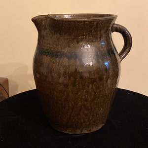 Signerad Chester Hewell spottglaserad folkkonstkeramikkanna från Gillsville, Georgia