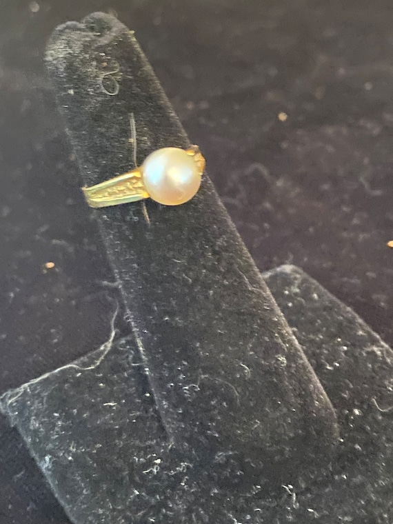 Pearl and 18 karat gold ring
