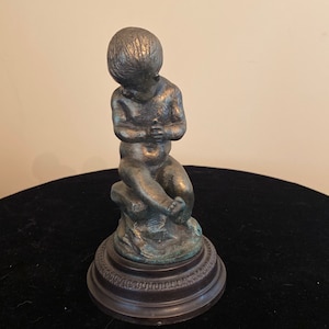 Scultura in bronzo della metà del secolo di un ragazzo