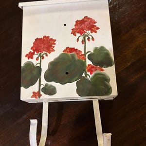 Liebevoll bemalter Briefkasten aus Metall