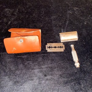 Vintage 1930s Gillette travel razor in case