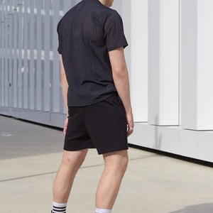 Schwarze Herren Jersey Shorts / Geschenk für Ihn / Minimalistischer Stil / Fleece Shorts aus Baumwolle Bild 4