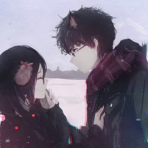 Puede incluir: Una joven con el pelo largo y negro y una orejera rosa mira a un joven con el pelo negro y gafas. Lleva una chaqueta negra y una bufanda roja. El fondo es un paisaje nevado.