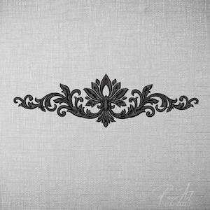 Op de afbeelding: Een zwart, sierlijk decoratief element met een symmetrisch bloemen- en krulontwerp. Het centrale motief is een gestileerde bloem, geflankeerd door wervelende bladeren en krullen. Het stuk is geplaatst tegen een getextureerde, lichtgrijze achtergrond.
