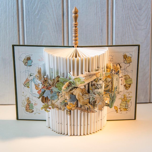 « Peter Rabbit » de Beatrix Potters prend vie.  Une sculpture de livre unique, parfaite pour une décoration de chambre d'enfant.
