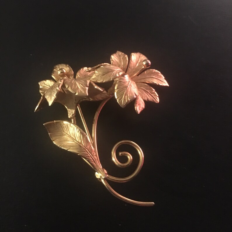 Gold 3D Heavily Detailed Flower Brooch Vintage Jewelry
