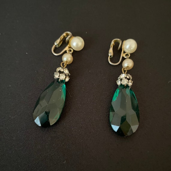 Hattie Carnegie Green and Pearl Teardrop Earrings - image 1