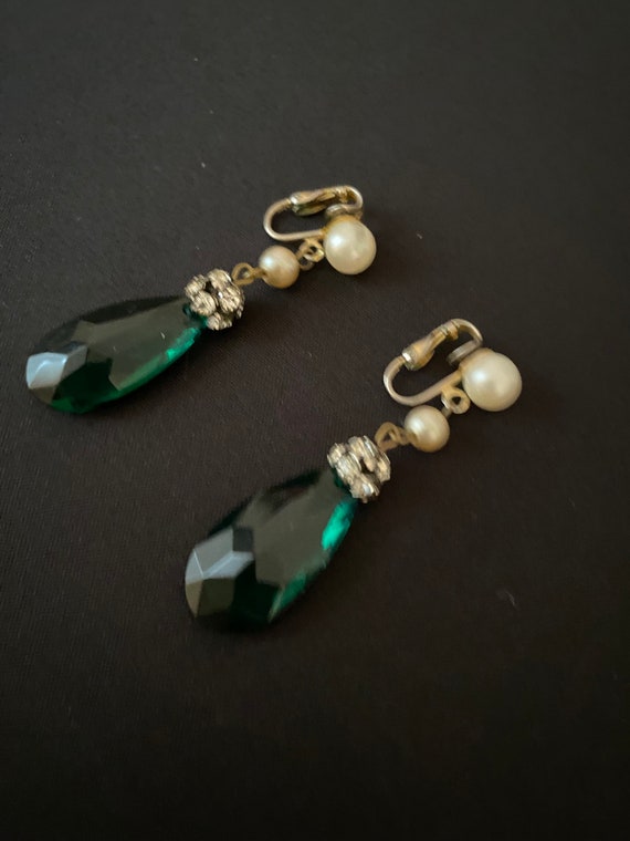 Hattie Carnegie Green and Pearl Teardrop Earrings - image 3