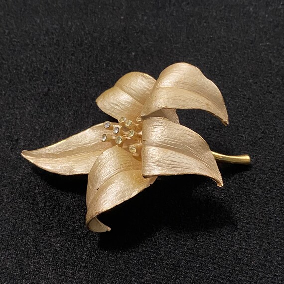 Satin Gold Tone Lily Flower Brooch - image 1