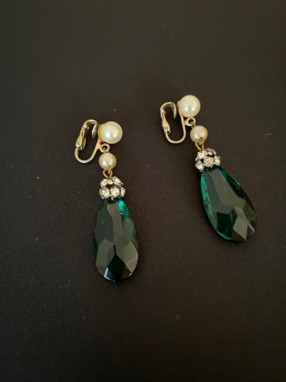 Hattie Carnegie Green and Pearl Teardrop Earrings - image 2