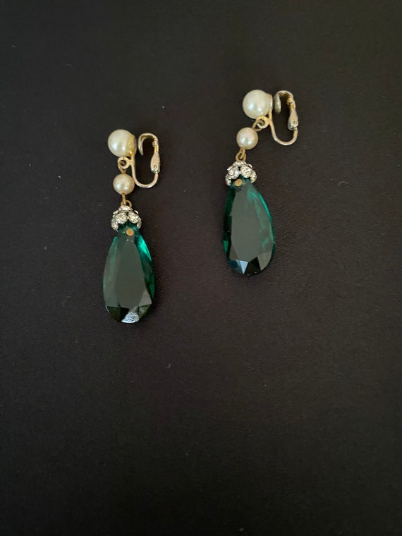 Hattie Carnegie Green and Pearl Teardrop Earrings - image 4
