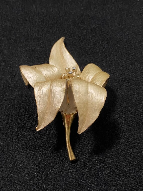 Satin Gold Tone Lily Flower Brooch - image 3