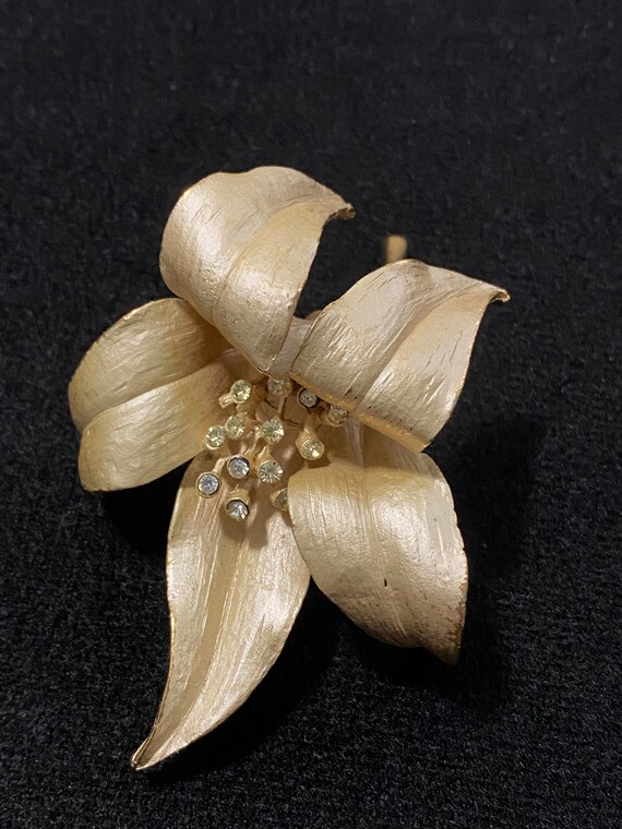 Satin Gold Tone Lily Flower Brooch - image 2