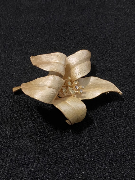 Satin Gold Tone Lily Flower Brooch - image 4
