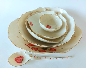 Strawberries decorated ceramic set of 6, gold luster 24k, porcelain strawberry bowl, decorative pottery, moms gift, elegant ceramic design