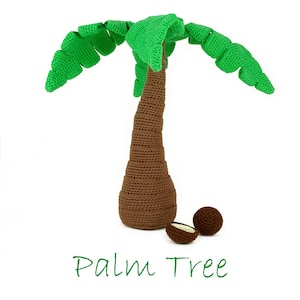 Könnte beinhalten: Eine gehäkelte Palme mit braunem Stamm und grünen Blättern. Zwei braune Kokosnüsse befinden sich am Fuß des Baumes. Der Text "Palm Tree" steht darunter in Grün.