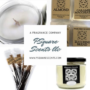Op de afbeelding: Een geurbedrijf genaamd PSquare Scents llc, met een website-adres, verkoopt kaarsen, wierookstokjes en wax melts. De kaarsen zitten in glazen potten met zwarte deksels en witte was. De wierookstokjes zijn verpakt in doorzichtige plastic zakjes met bruine etiketten. De wax melts zitten in kleine vierkante containers met bruine papieren etiketten. De etiketten hebben allemaal een gestileerd gezichtsontwerp.