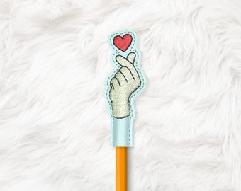 Adorno de lápiz con forma de corazón ITH 4x4, en bastidor, archivo de bordado a máquina, descarga instantánea (descarga digital)