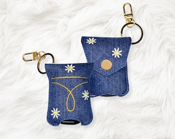 Soporte para desinfectante de manos ITH 5x7 de 1 oz con diseño de margarita vaquera, soporte para desinfectante de manos con diseño de manzana, para bordar en el aro, archivo de bordado a máquina, descarga instantánea (descarga digital).