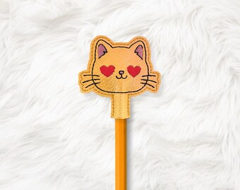 Adorno para lápiz ITH 4x4 con forma de gatito y ojos de corazón, en bastidor, archivo de bordado a máquina, descarga instantánea (descarga digital)