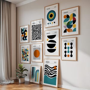 Puede incluir: Una colección de láminas artísticas enmarcadas de estilo Bauhaus con diseños geométricos y colores vibrantes. Las láminas, con círculos, líneas y formas abstractas, se exhiben en una pared clara, creando una estética de galería de arte moderna.