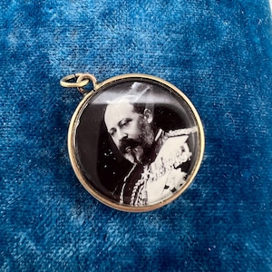 Antique English 9k Yellow Gold & Glass Hallmarked Double Sided Photo Locket Pendant with Photos of King Edward VII and Queen Alexandra