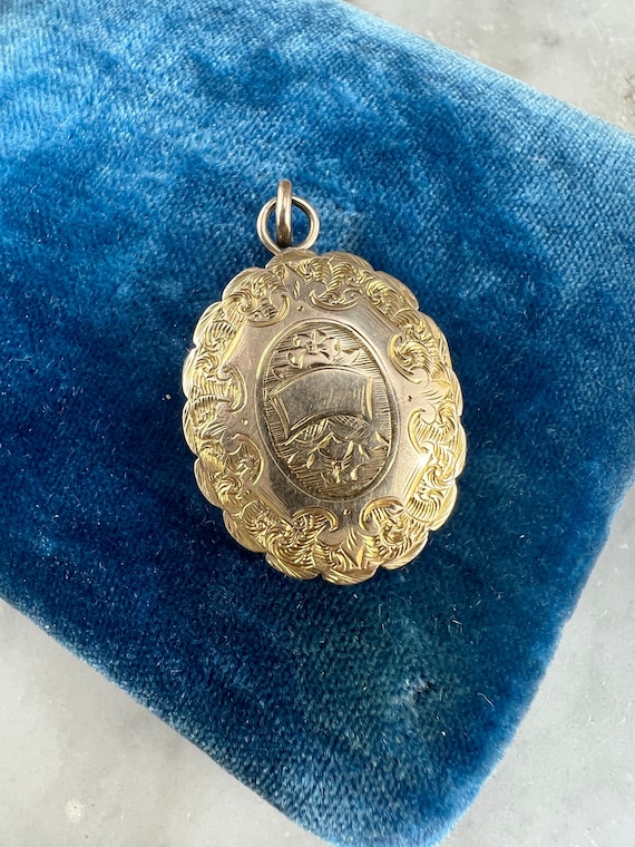 Antique Victorian 9k Yellow Gold Engraved Oval Loc