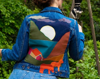 Veste décorée d'un paysage de bord de mer et de chevaux sous la lune.