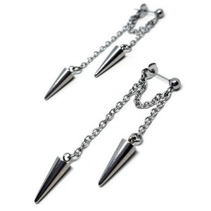 K&ouml;nnte beinhalten: Ein Paar silberne Ohrringe mit einer Kette und einem spitzen kegelf&ouml;rmigen Anh&auml;nger. Die Ohrringe sind f&uuml;r Knorpelpiercings konzipiert.