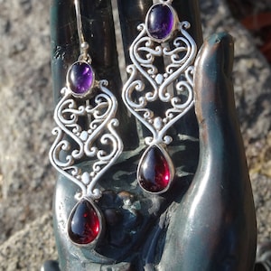 Lange Granat Tropfen Ohrringe mit Amethyst in Sterling Silber 925, Multi Stone Ohrring Filigree, lange Edelstein Ohrringe Boho Statement Design