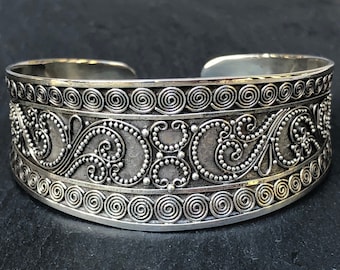 Manschettarmband i sterlingsilver, brett design, etnisk tribal stil, spiralformad stor statement-manschett, invecklad silverhandgjord 925-granulat