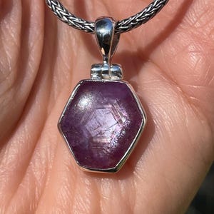 Colgante de rubí estrella, rubí hexagonal raro, colgante de cristal de rubí natural 925, gema de rubí rosa y rojo chatoyant, piedra única, gema rosa única