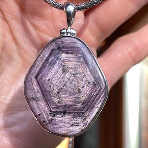 Ciondolo con cristallo di rubino stellato, rubino esagonale naturale, rubino grande lucidato, rubino stellato scintillante, fetta di gemma di rubino rara, rubino con riflessi argentati in argento 925