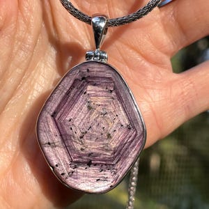 Colgante de cristal de rubí estrella, rubí hexagonal natural, rubí grande pulido, rubí estrella llamativo, rubí raro en rebanadas, rubí con brillo plateado en 925