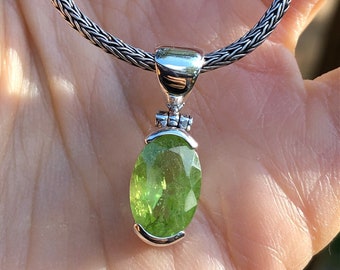 Small Peridot Pendant,Small Green Gemstone Pendant,Faceted Peridot Stone in Sterling Silver 925,Lime Green Stone,Natural Peridot Oval Cut