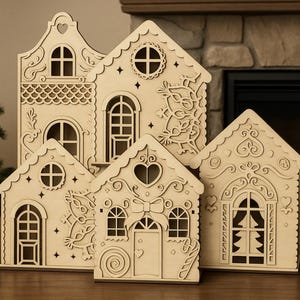 Puede incluir: Cinco decoraciones de casas de jengibre de madera con intrincados diseños recortados. Cada casa presenta detalles únicos como ventanas en forma de corazón, puertas con lazos y patrones decorativos. Las casas no están pintadas.