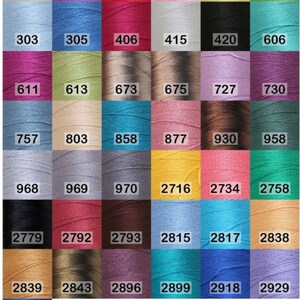 Puede incluir: Una carta de colores de hilo de bordar con n&uacute;meros y muestras de colores. La carta incluye una variedad de colores, incluyendo azul, verde, rojo, rosa, morado, amarillo, naranja, marr&oacute;n, negro y blanco.