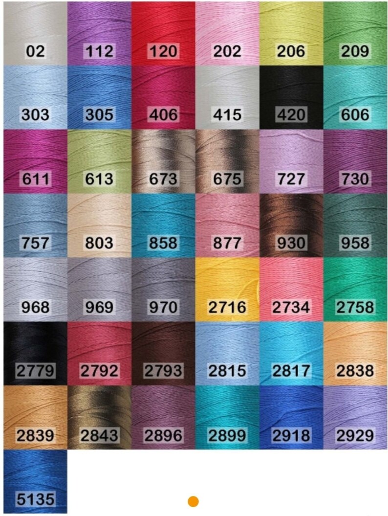 Puede incluir: Una carta de colores de hilo de bordar con n&uacute;meros y muestras de colores. La carta incluye una variedad de colores, incluyendo azul, verde, rojo, rosa, morado, amarillo, naranja, marr&oacute;n, negro y blanco.