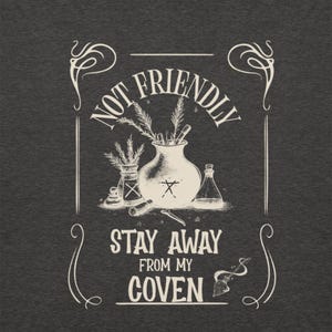 Nicht freundlich Bleib weg von meinem Coven Hoodie für Halloween oder jederzeit! Super kuschelig für das kühle Herbstwetter.
