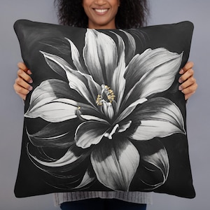 Dekoratives Schwarzweiß-Kissen, modernes botanisches Akzentkissen, Monochromes Blumenkissen, elegantes Wohndekorgeschenk, großes Blumendekor