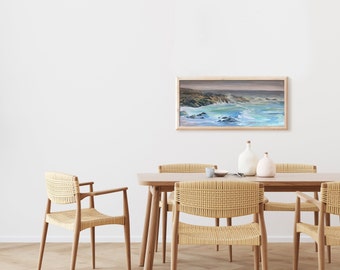 Könnte beinhalten: Ein Esszimmerset mit einem Holztisch und vier geflochtenen Stühlen. Der Tisch hat eine helle Holzoptik und die Stühle haben eine natürliche geflochtene Sitzfläche und Rückenlehne. Ein gerahmtes Gemälde einer Meereslandschaft hängt an der Wand hinter dem Tisch.