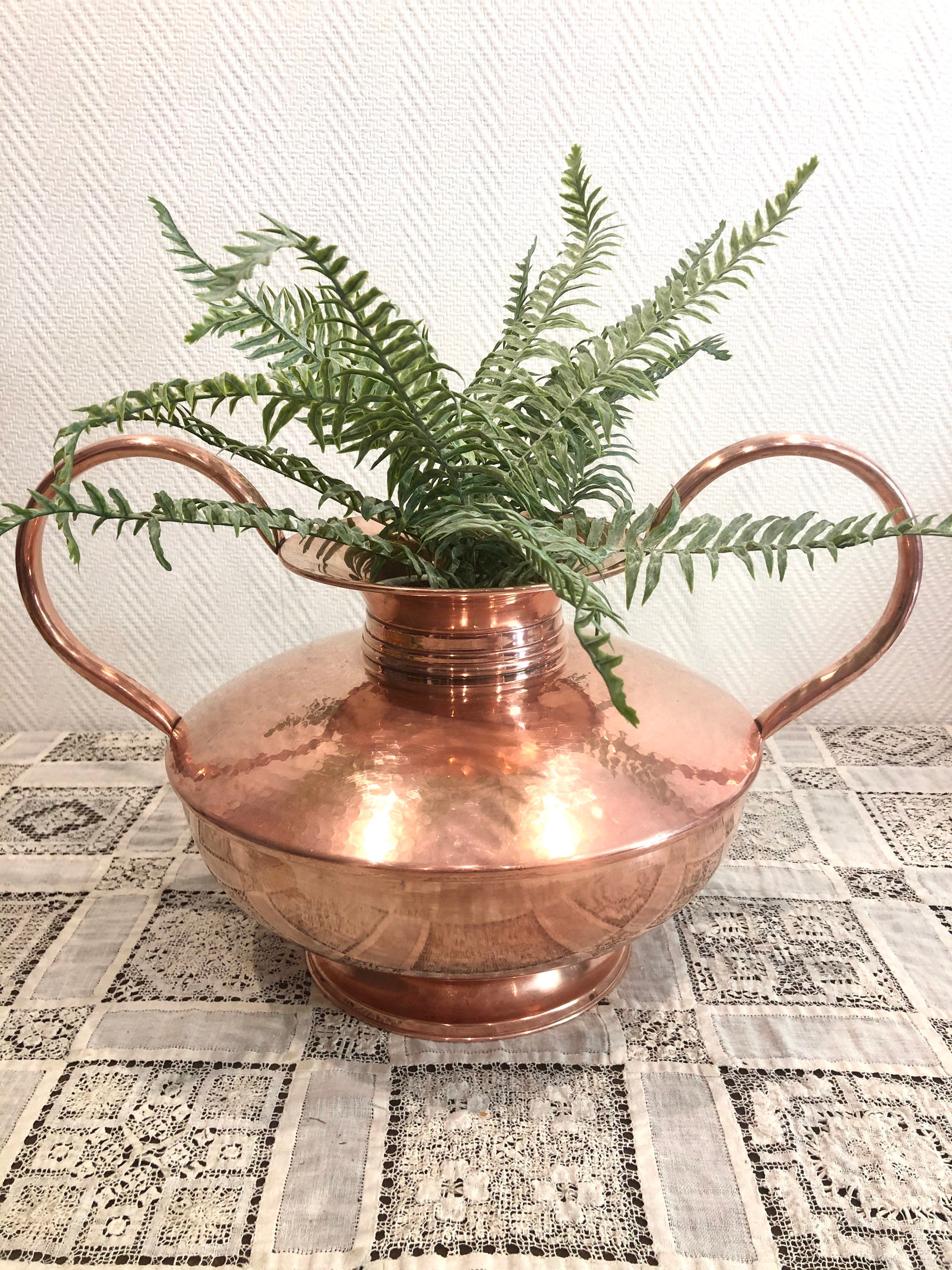Solide Martelé Vase en Cuivre Planteur Vintage Double Handle Le Cellier Paris, France #g-723