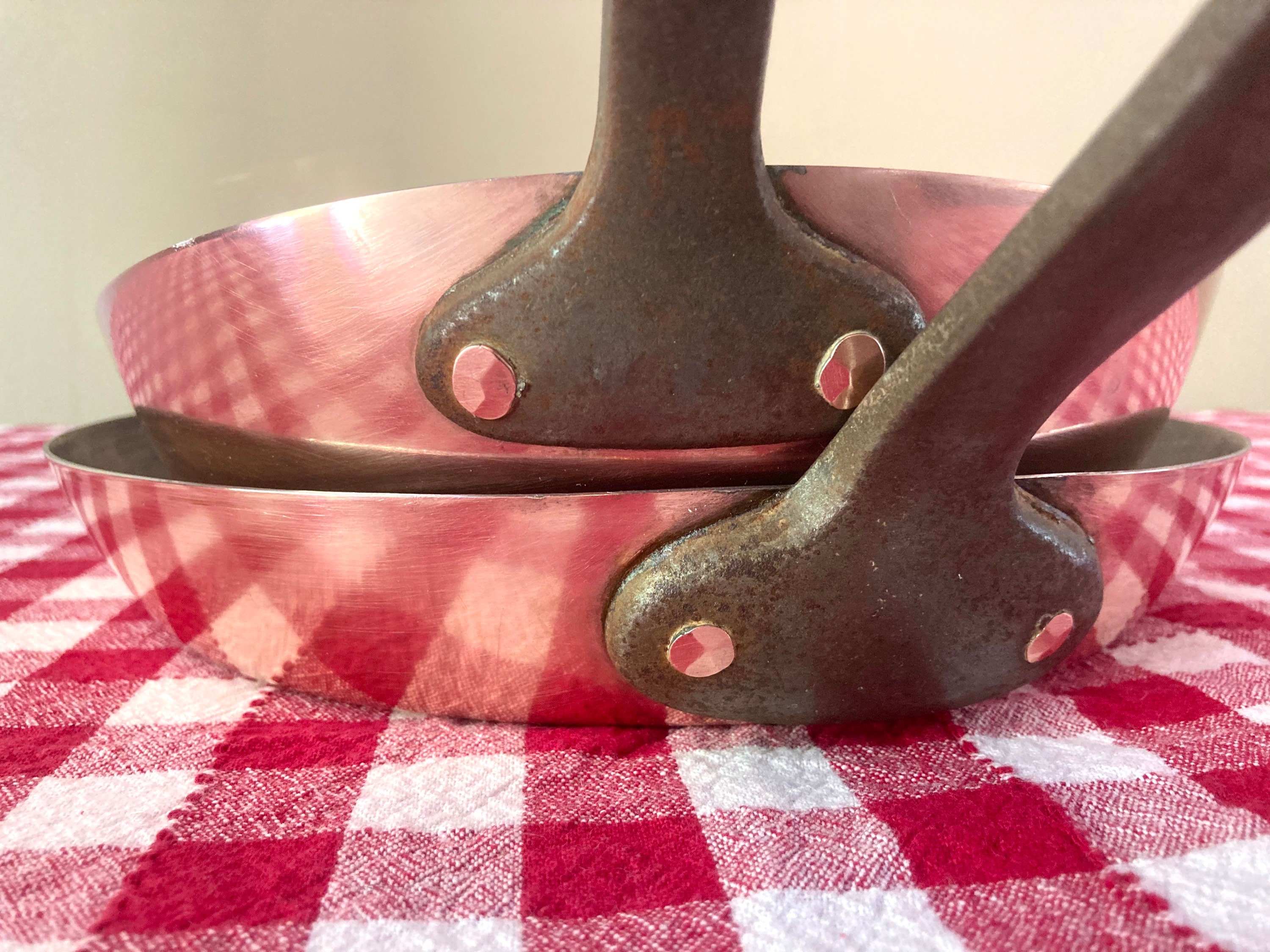 2 Français Ustensiles de Cuisine en Cuivre Poêle Saute Pans Ensemble Rivets Martelé 1mm 26cm Paris, 