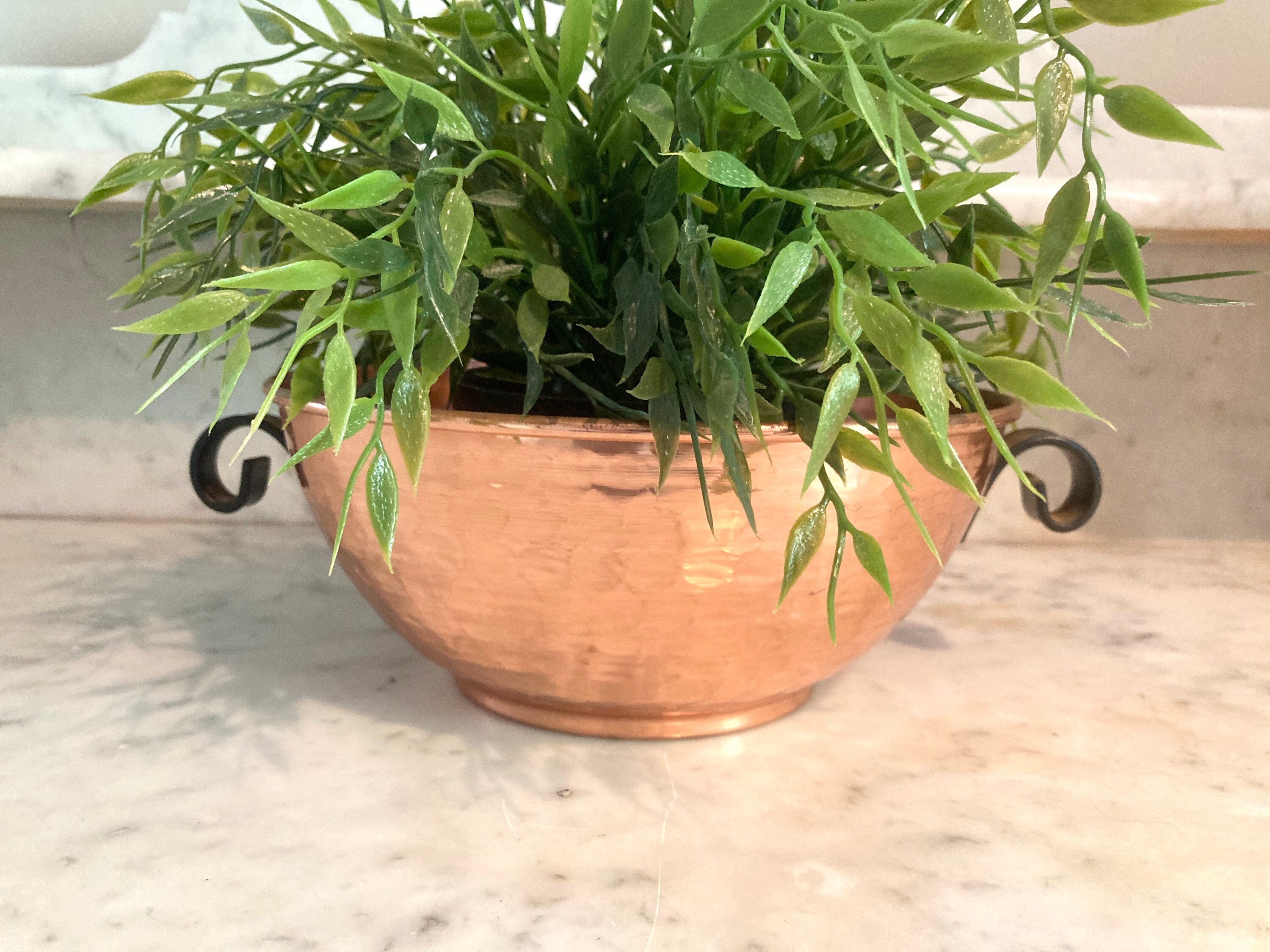 Français Vintage Artisanal Copper Brass Fruit Bowl Hammered Footed Stand Paris, France #g-3469