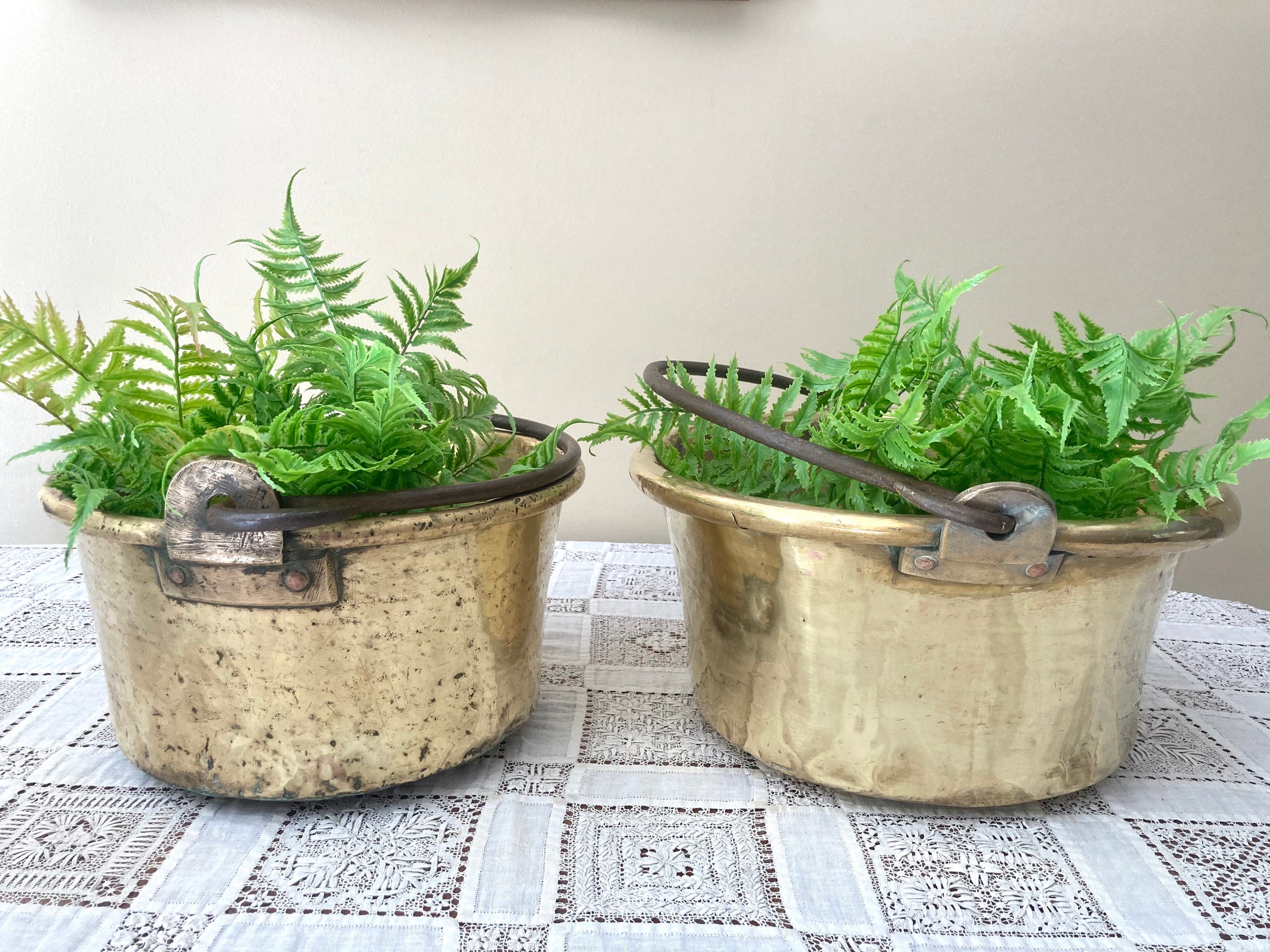 2 Pots de Fleurs en Laiton Massif Martelé Français Antiques Seau à Chaudron avec Rivets Cuivre et Po