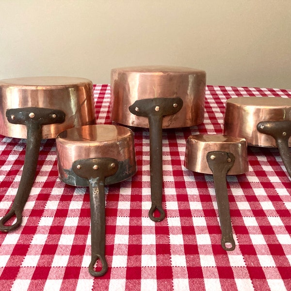 5 sartenes antiguas de cobre con remaches de cobre estampados, decoración rústica francesa, París, Francia #G-2091