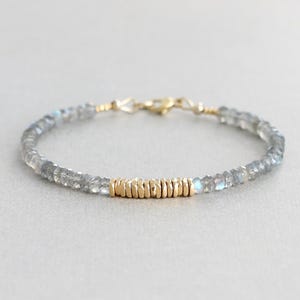 Pulsera de labradorita hecha a mano con cuentas de estilo vermeil dorado de la tribu Karen Hill.