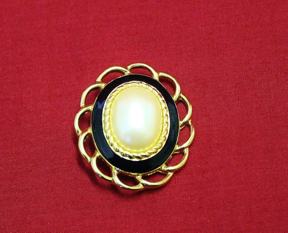 Vintage Monet Classic Brooch Large Oval Centre Fa… - image 2